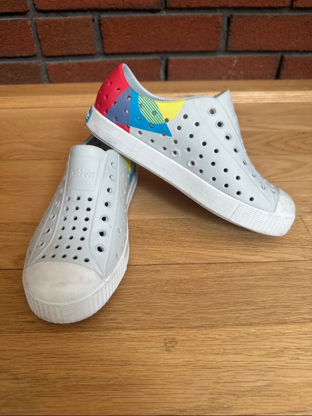 Native Kids Slip-On Sneakers in Light Gray with Multicolor Heel Size 1